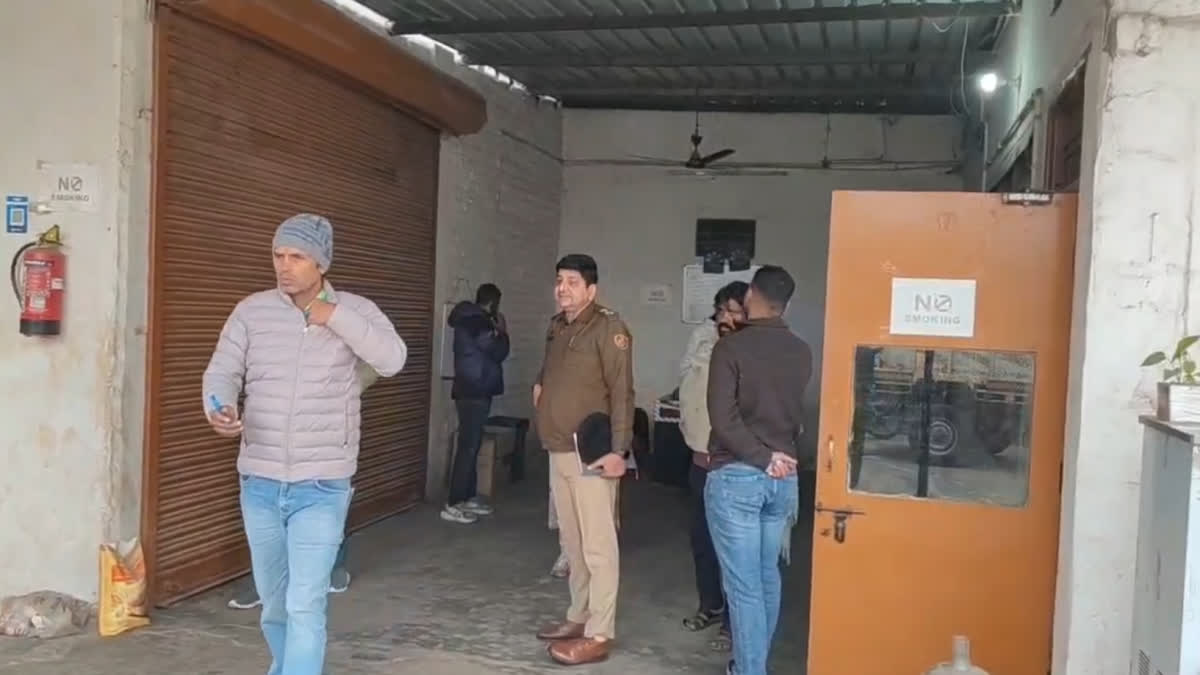 Robbery at cigarette warehouse in Ballabhgarh Faridabad worker held hostage