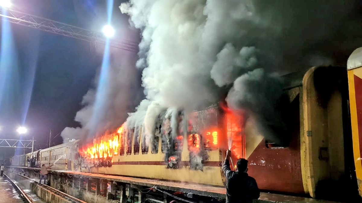 Tatanagar-Ernakulam Express catches fire