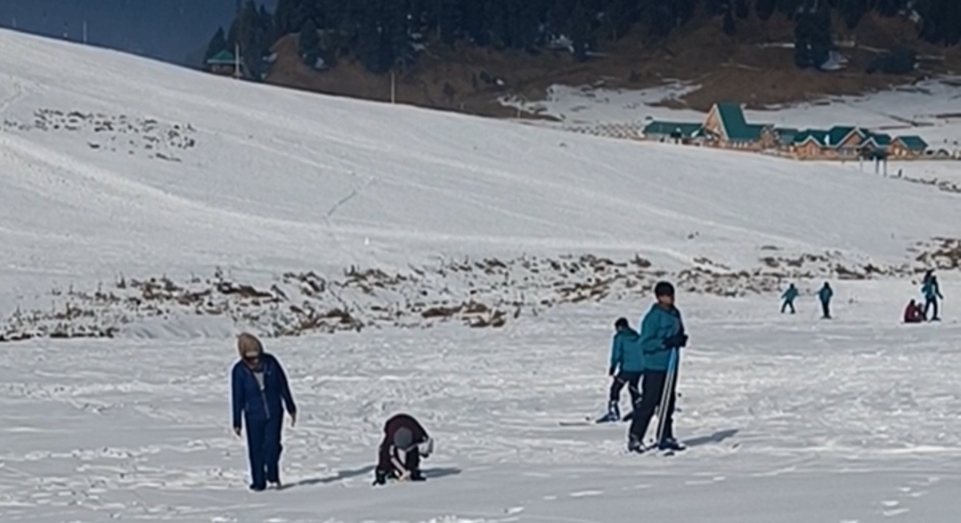 جموں کشمیر میں گلمرگ منفی دو ڈگری سیلسیس کے ساتھ سرد ترین مقام