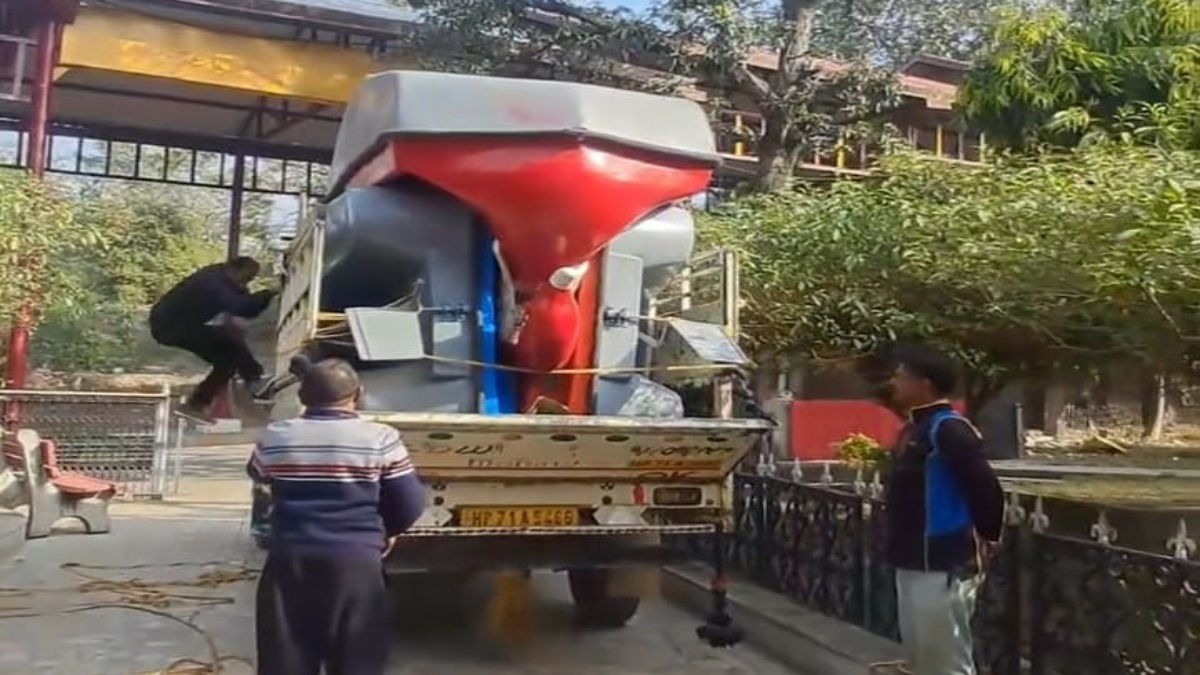 त्रिलोकपुर मंदिर में मंगवाई सात बोट