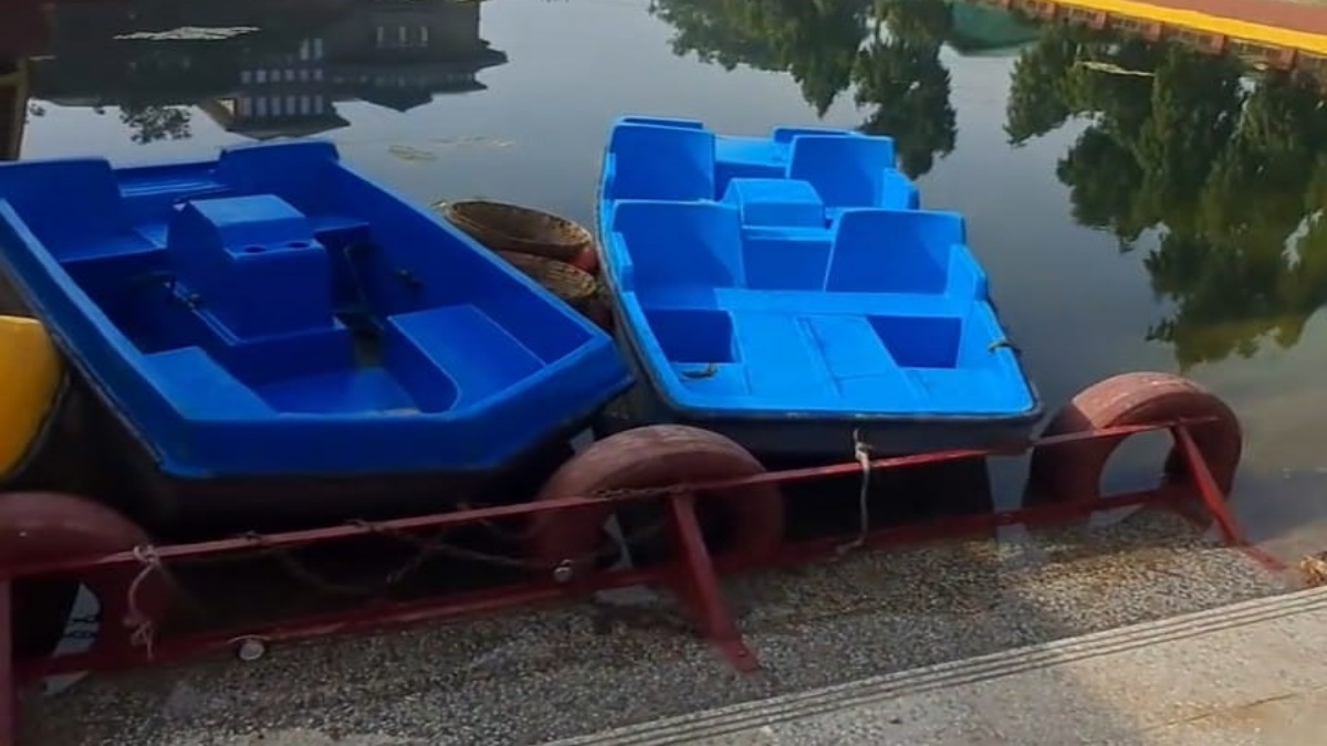 मंदिर प्रशासन ने मंगवाई सात बोट