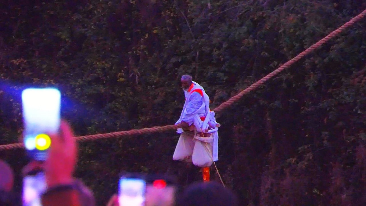 रस्सी पार करता बेढ़ा