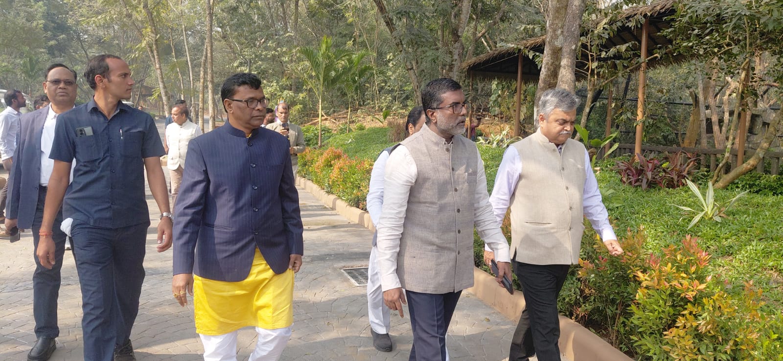 ନନ୍ଦନକାନନ ପ୍ରାଣୀ ଉଦ୍ୟାନରେ ଜଙ୍ଗଲ ମନ୍ତ୍ରୀ ଗଣେଶ ରାମ ସିଂ ଖୁଣ୍ଟିଆ ଓ ର୍ଦ୍ଦେଶକ ମନୋଜ ଭି ନାୟର