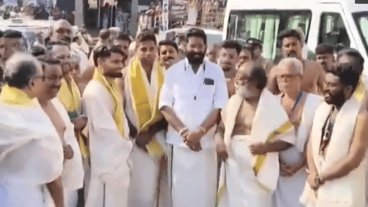 பத்மநாப சுவாமி கோயிலில் தரிசனம் செய்த இந்திய அணி வீரர்கள்