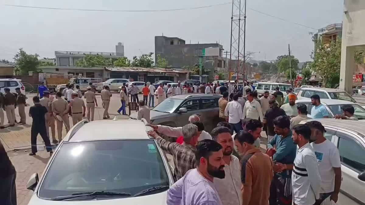 हिमाचल एंट्री टैक्स के विरोध में सड़क पर उतरे लोग, बरोटीवाला में हरियाणा के  लोगों ने जमकर किया प्रदर्शन