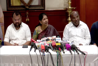 செய்தியாளர்களைச் சந்தித்த கனிமொழி