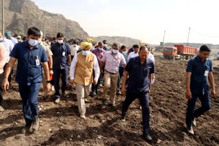 औचक निरीक्षण के दौरान अधिकारियों के साथ उपराज्यपाल