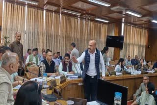 शिमला नगर निगम की बैठक में पार्षदों ने मेयर को घेरा