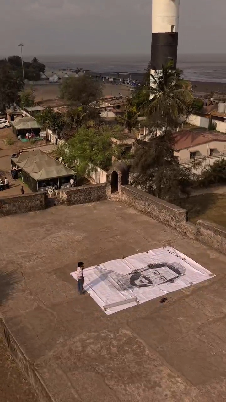 500 કાગળોમાંથી 25 ફૂટનું ભવ્ય સ્કેચ