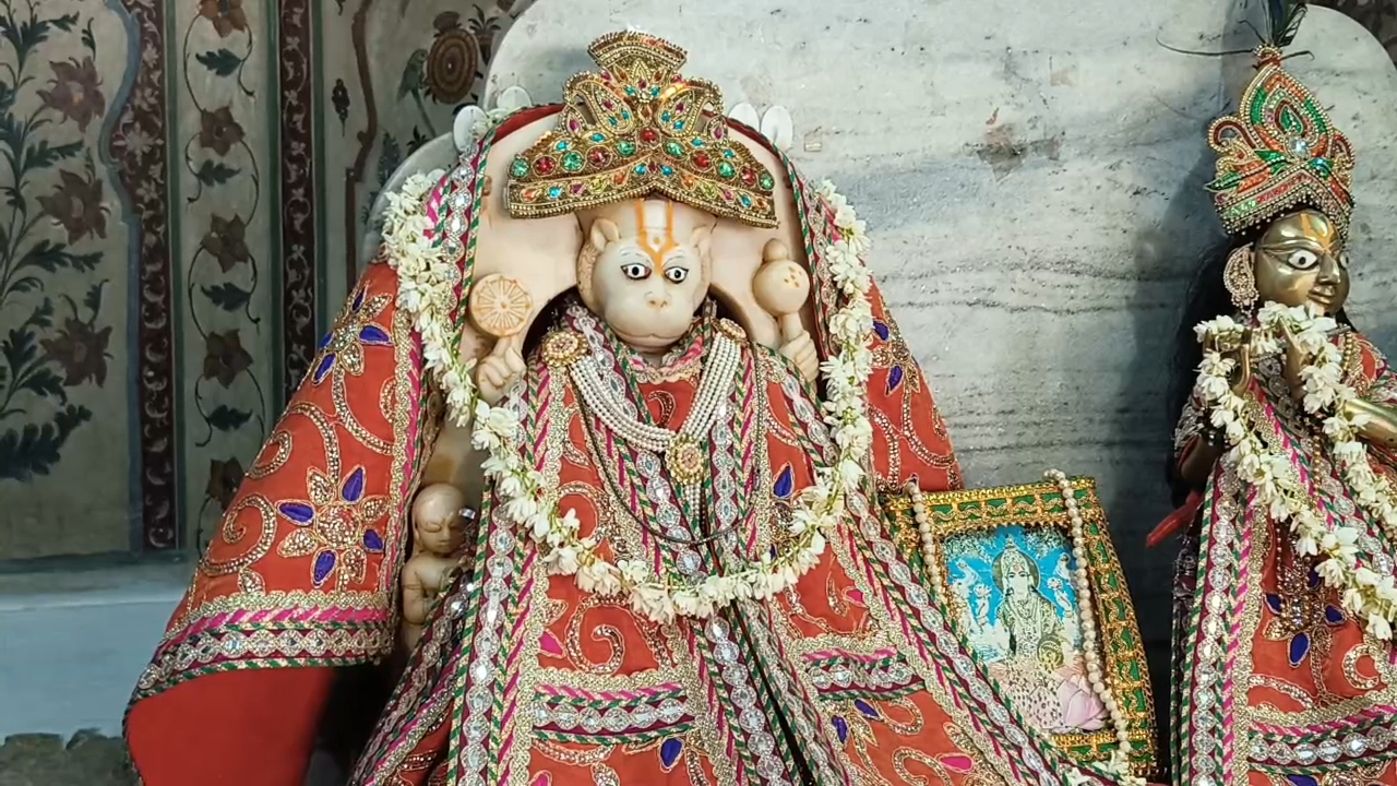 शांत मुद्रा में पद्मासन लगाए विराजित भगवान नृसिंह
