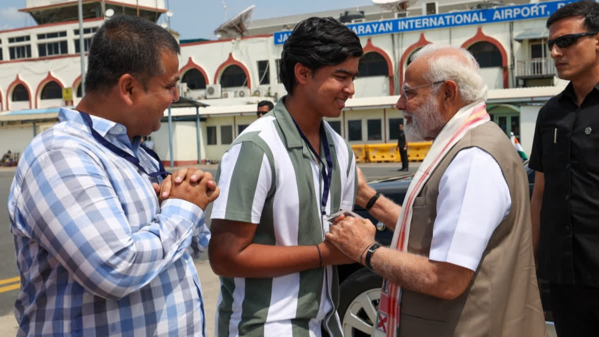 PM Modi Meets 14-Year-Old Prodigy Vaibhav Suryavanshi & Family Prime Minister Narendra Modi met Vaibhav Suryavanshi during the inauguration of the new terminal building of Patna Airport.