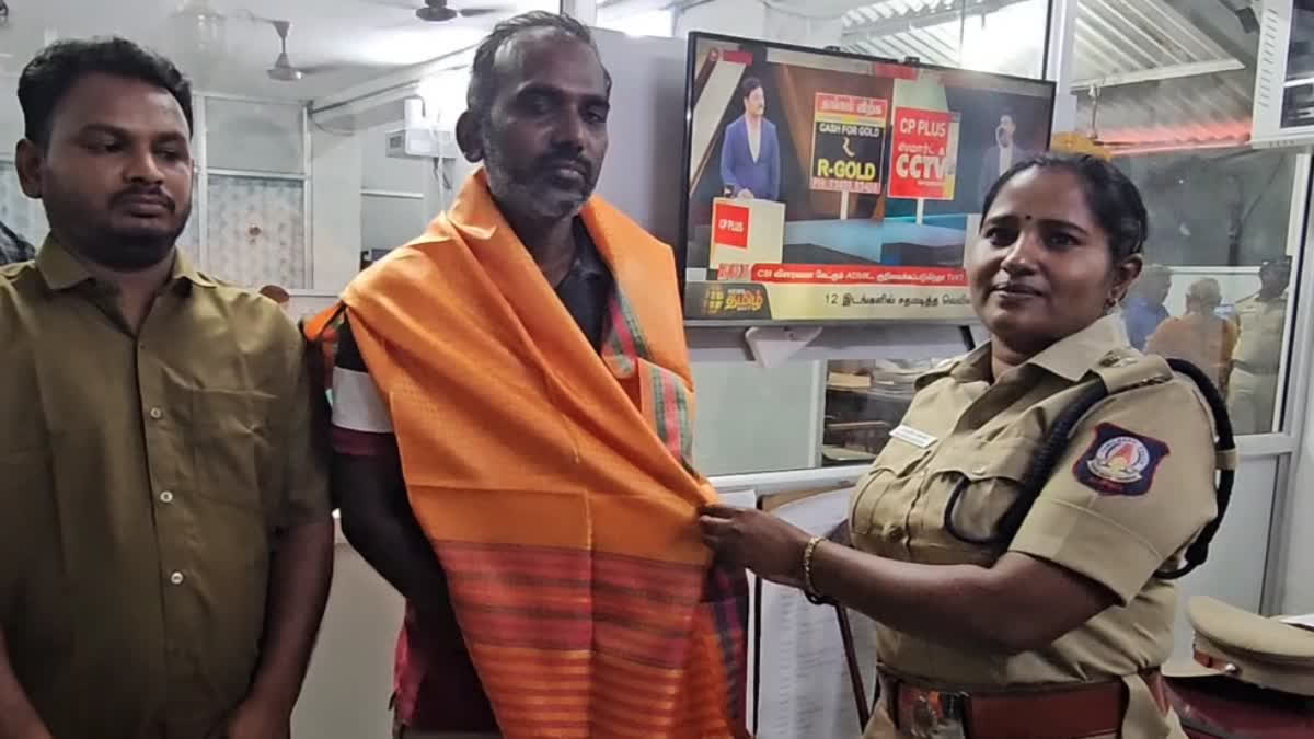 Auto Driver Returns Rs 5.64 Lakh Found On Road, Earns Praise From ...