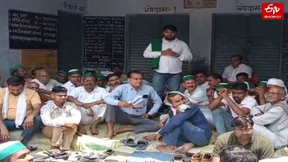 बुलंदशहर सहकारी समिति में किसानों का हंगामा.