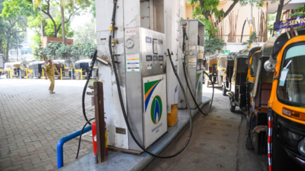 ممبئی والوں کو بڑا جھٹکا! سی این جی اور پی این جی کی قیمتوں میں ایک بار پھر اضافہ mumbai gas prices spike cng reaches 86 rupees domestic piped gas costlier Urdu News
