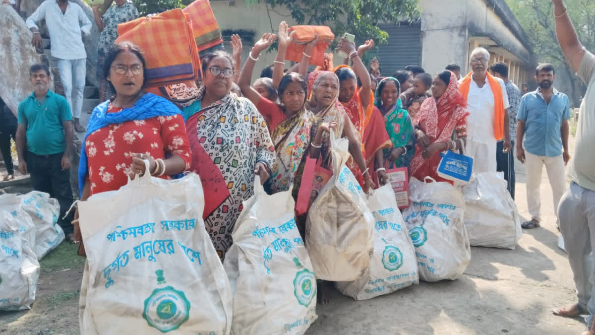 ত্রাণের ঘরে তালা ! সন্দেশখালিতে 'ত্রিপল কাণ্ডে' নতুন বিতর্ক, নিশানায় শাহজাহান-ঘনিষ্ঠরা