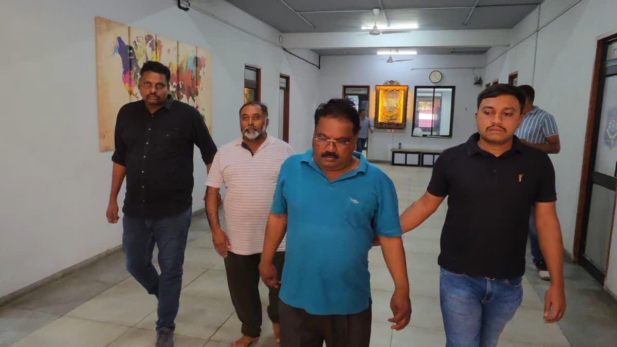 IB અધિકારી બની ધમકી આપવાનો મામલો: AAPના વડોદરા શહેર પ્રમુખ સહિત બેની ધરપકડ, આંતરિક કલેશનો ચોંકાવનારો ખુલાસો