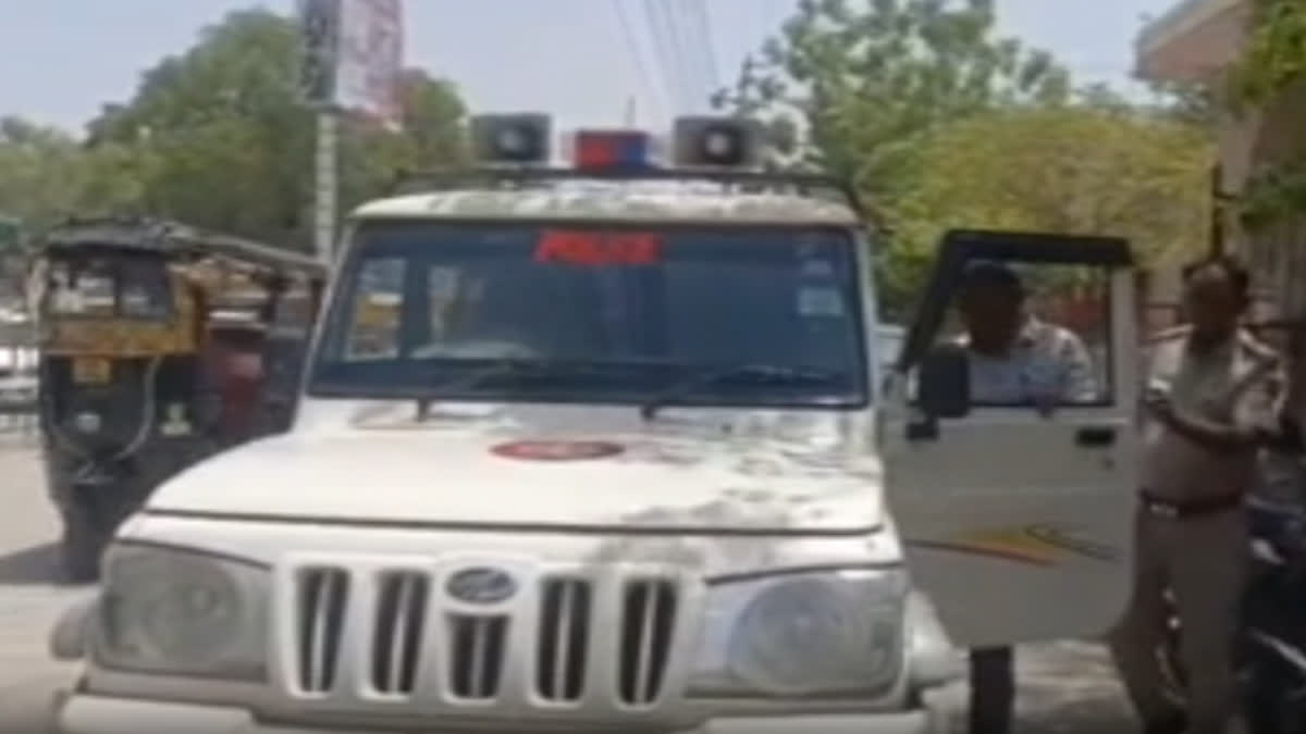 Police arrive to apprehend accused