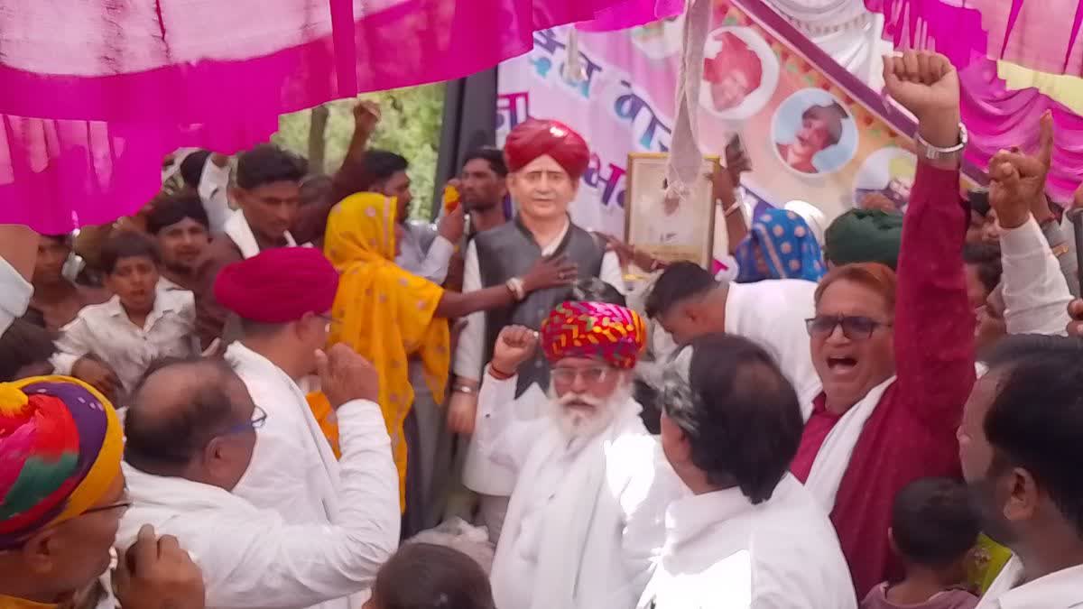 मूर्तियों का अनावरण