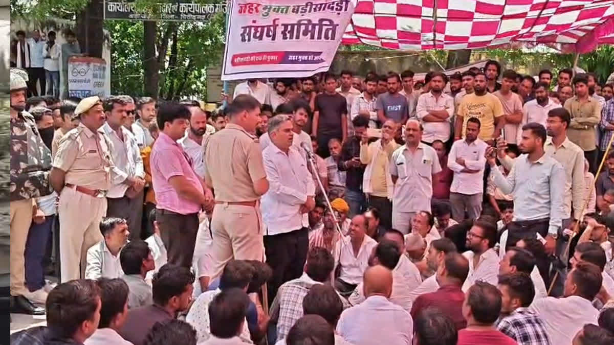 Minister Dak addressing the protesters in Badrisaddi