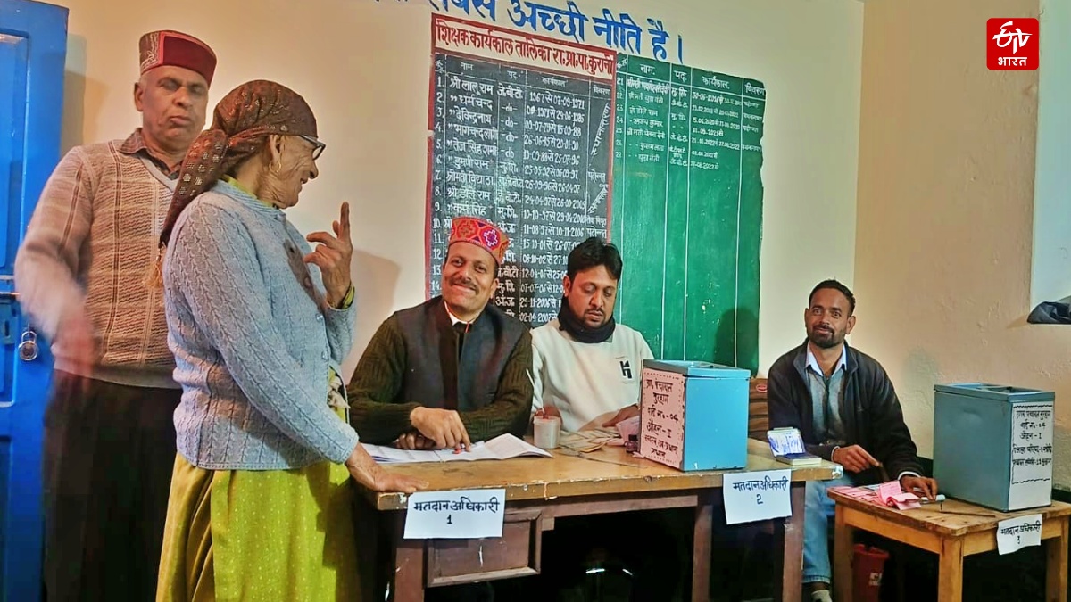 Former CM Jairam Thakur mother casts her vote