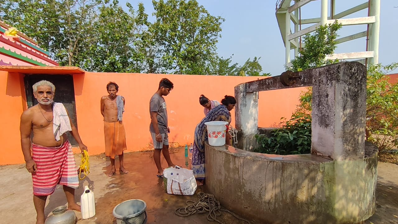 Amid the unbearable heatwave, residents of  Krupasindhupur village in Kukudakhandi block of Odisha's Ganjam district are reeling under an acute water crisis.