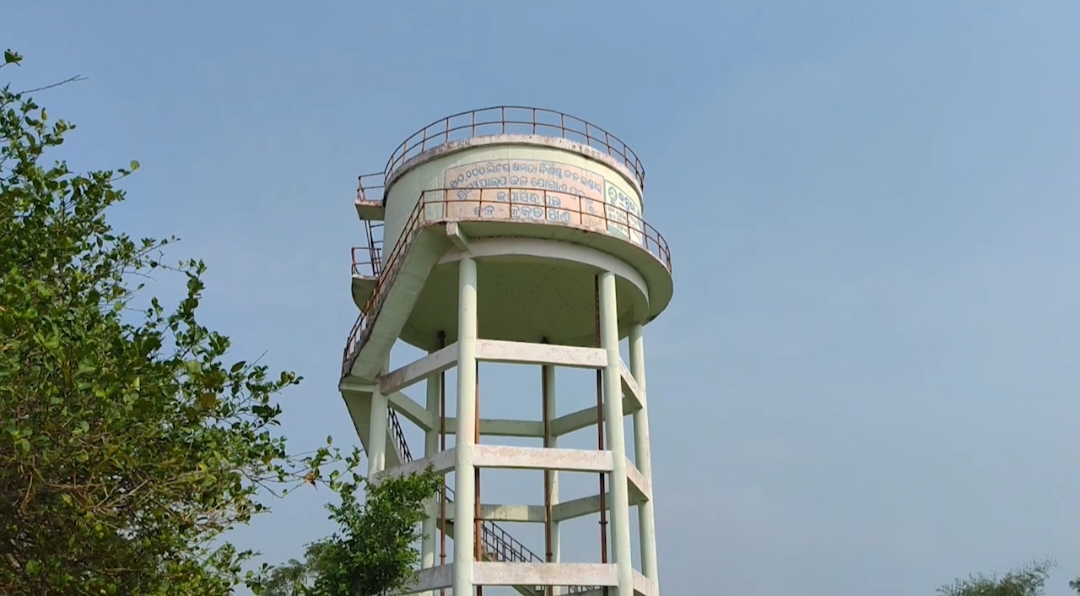 Amid the unbearable heatwave, residents of  Krupasindhupur village in Kukudakhandi block of Odisha's Ganjam district are reeling under an acute water crisis.