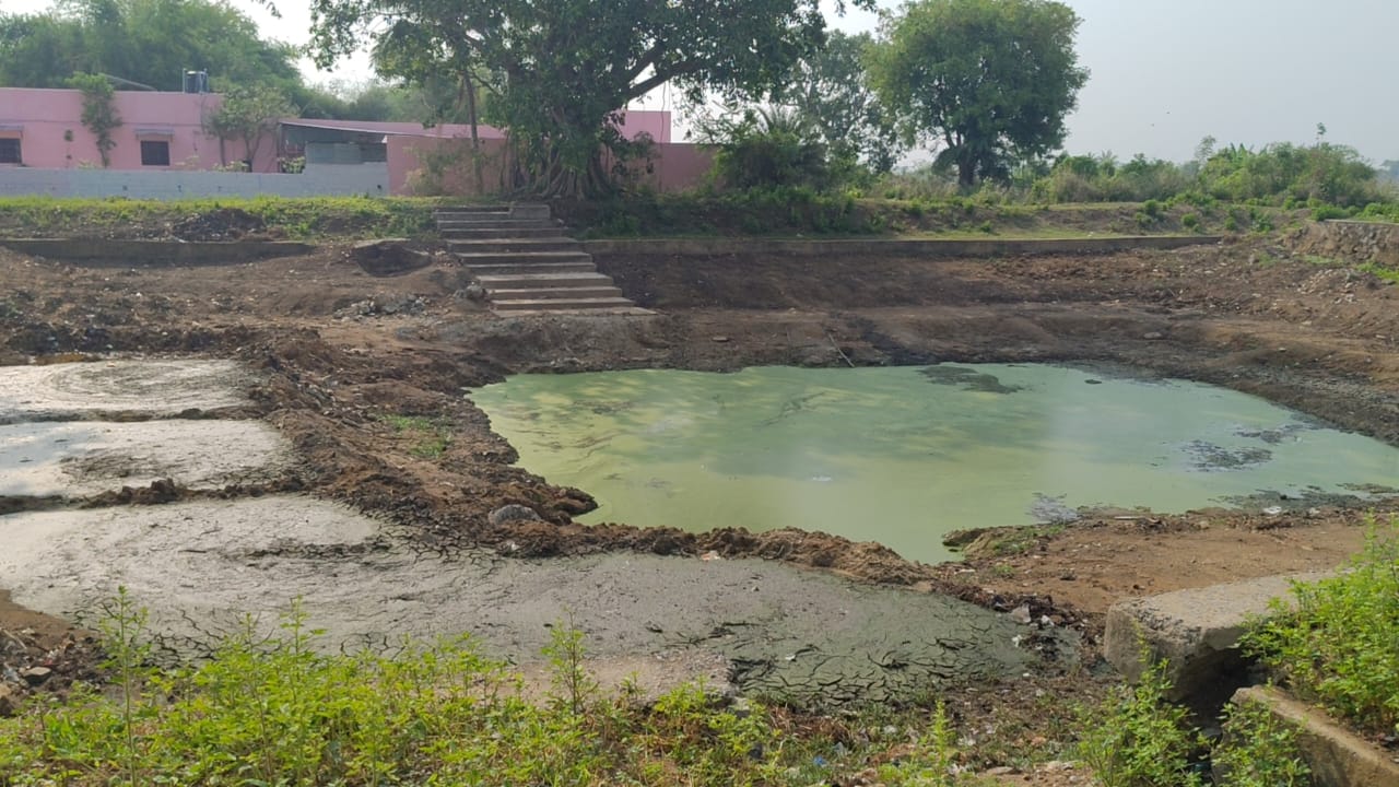 Amid the unbearable heatwave, residents of  Krupasindhupur village in Kukudakhandi block of Odisha's Ganjam district are reeling under an acute water crisis.