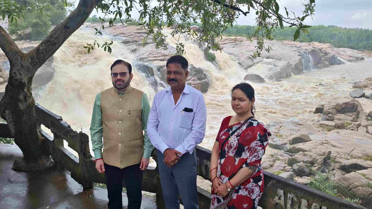 Minister Sudivya Kumar along with Chief Secretary visited Waterfall Khandoli in Giridih