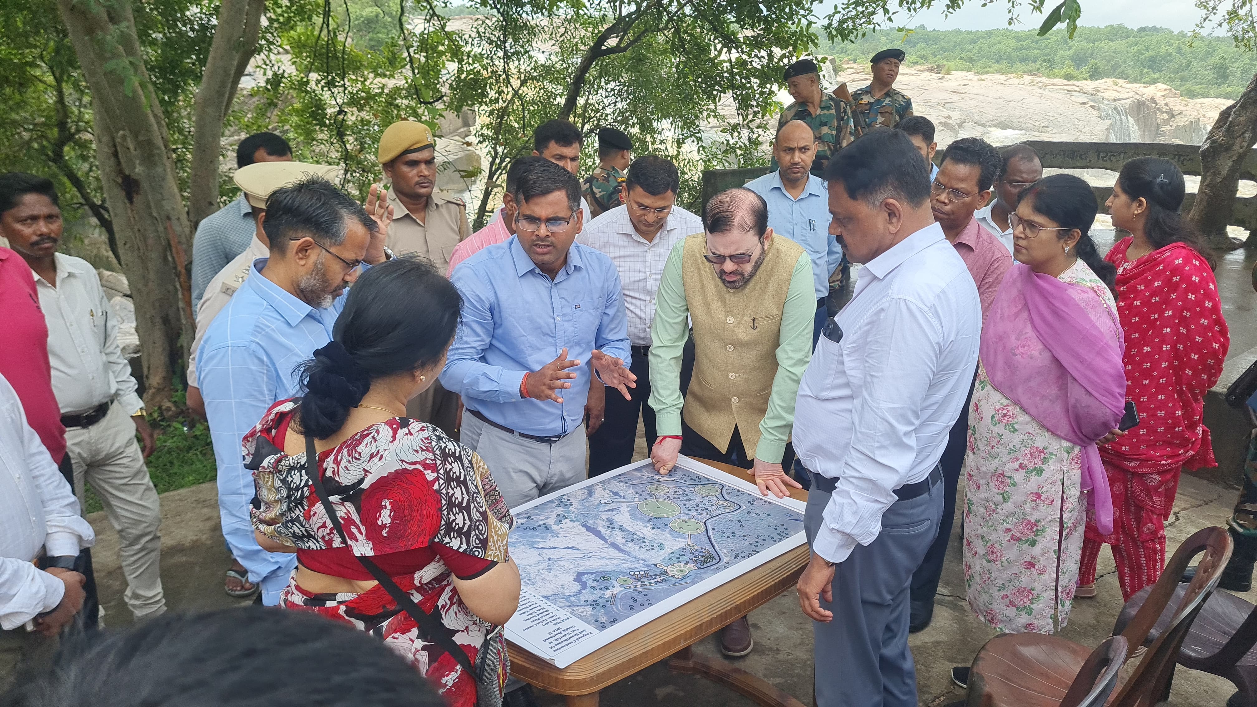 Minister Sudivya Kumar along with Chief Secretary visited Waterfall Khandoli in Giridih