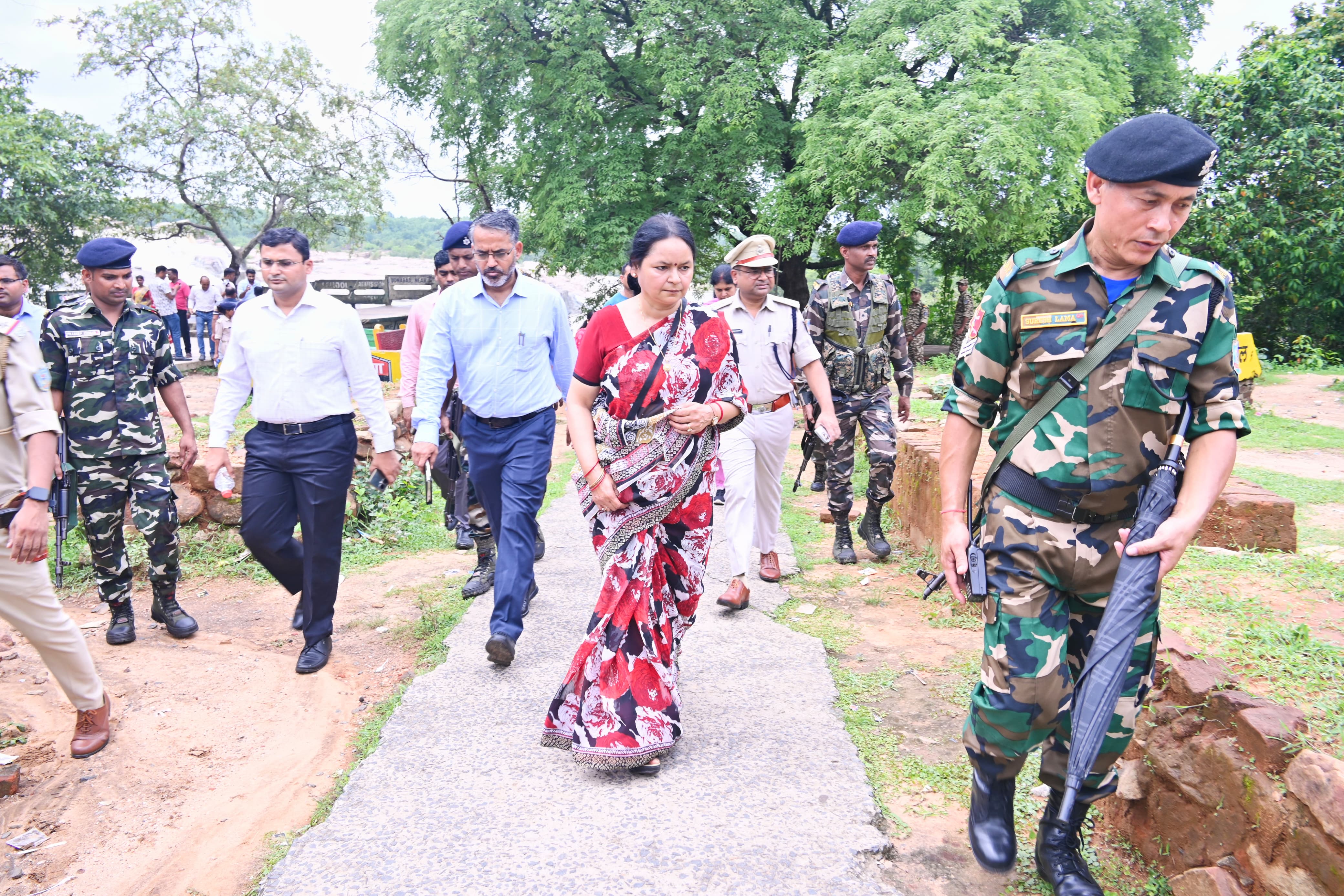 Minister Sudivya Kumar along with Chief Secretary visited Waterfall Khandoli in Giridih