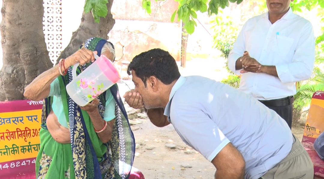 अपने हाथों से पिलाती हैं पानी