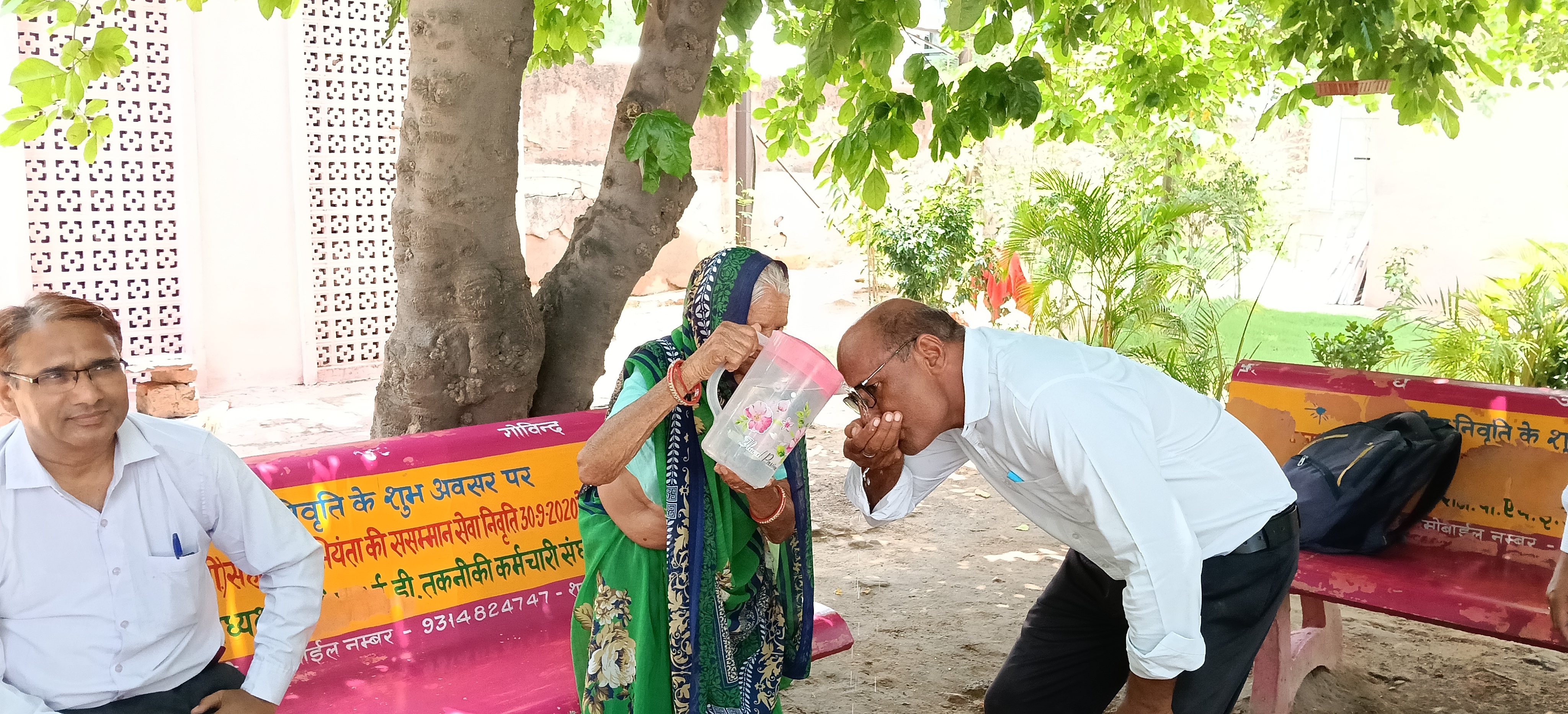 रेलवे कर्मचारी को पानी पिलाती अम्मा