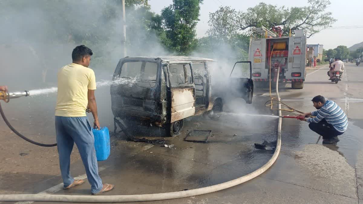 आग बुझाते दमकलकर्मी