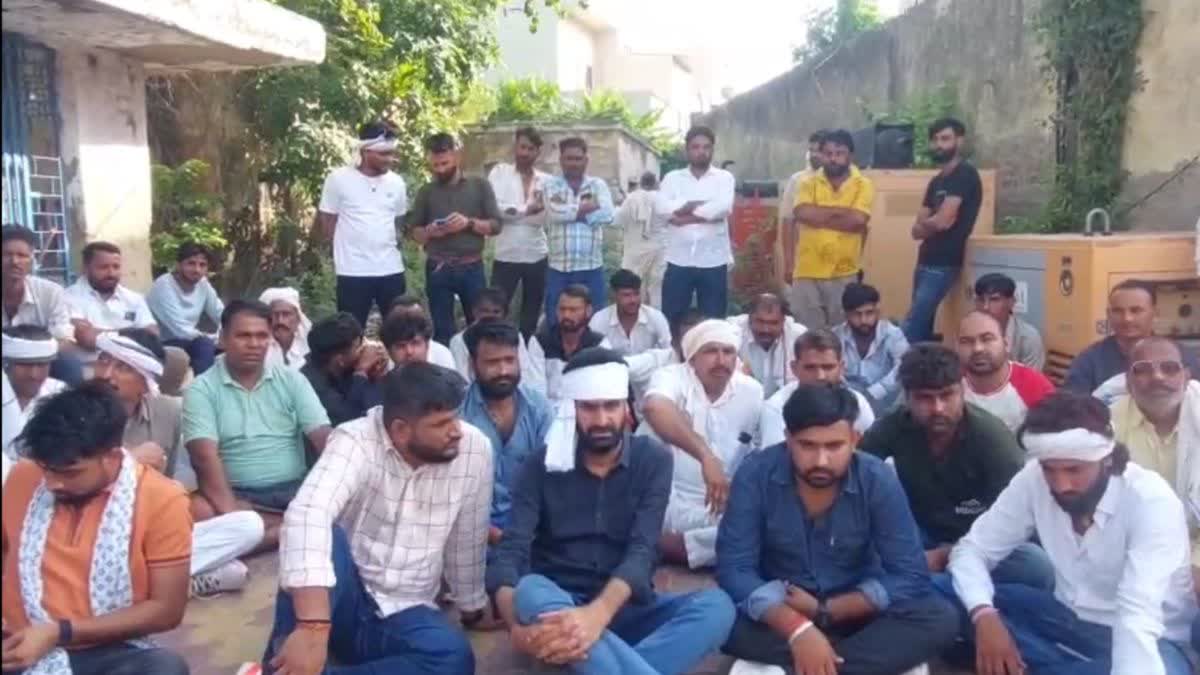 धरने पर बैठे परिजन