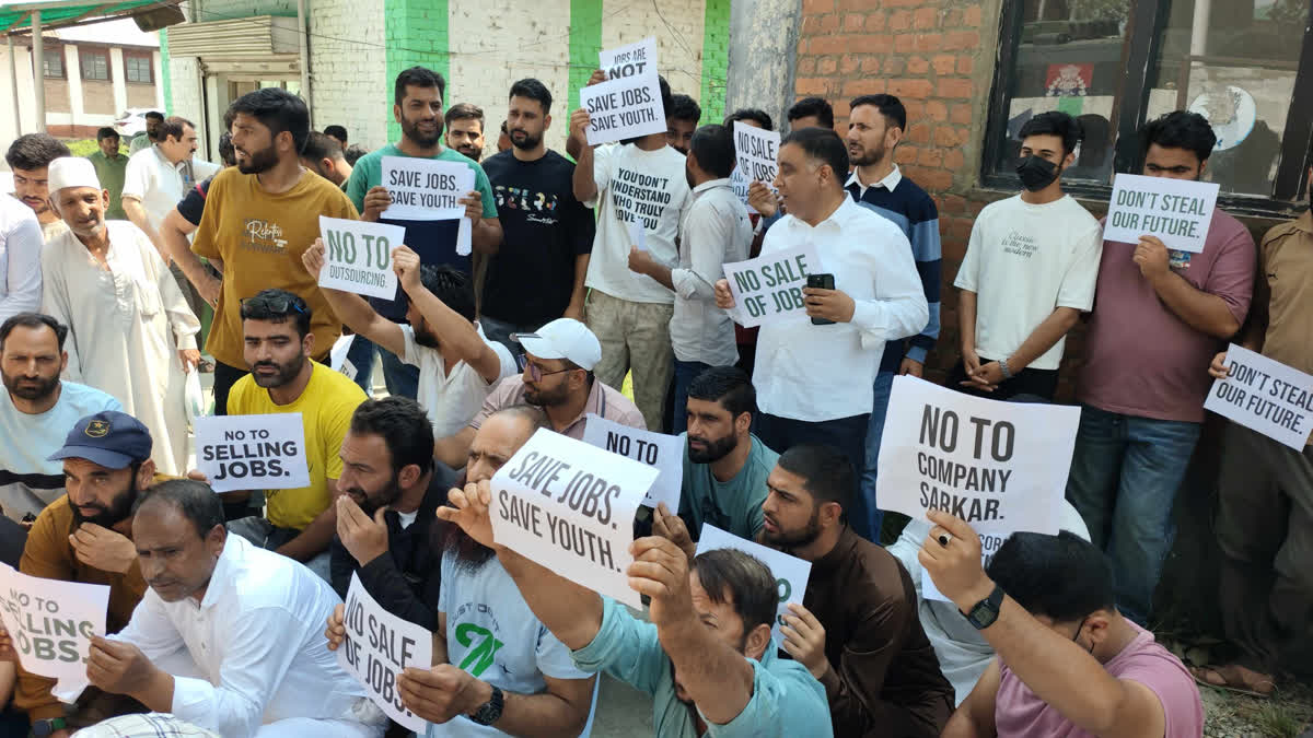 جموں و کشمیر میں سرکاری ملازمتوں کی مبینہ آؤٹ سورسنگ کے خلاف پی ڈی پی کا شدید احتجاج
