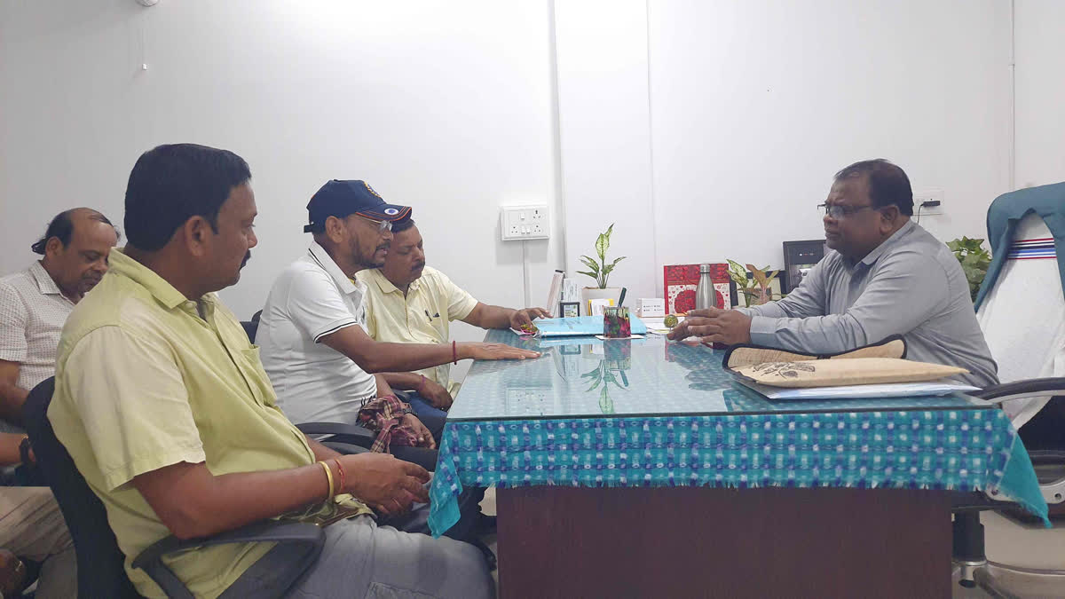 Allegation of black marketing of fertilizers in Sambalpur district Farmers organization meets the District Chief Agriculture Officer