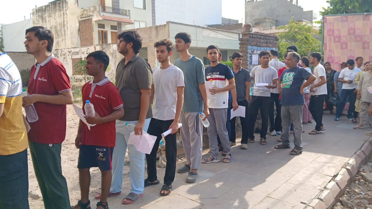 Students on their way to take the JEE Advanced exam held on May 3