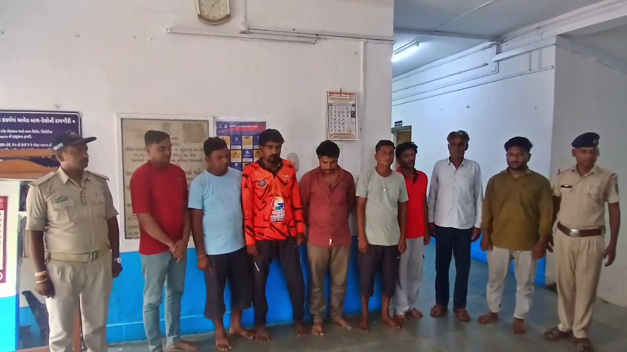 8 જુગારીઓની ધરપકડ