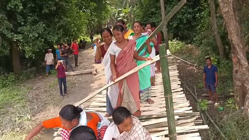 group of women of Majuli built a 100metre-long bamboo bridge in the Purani Chapori