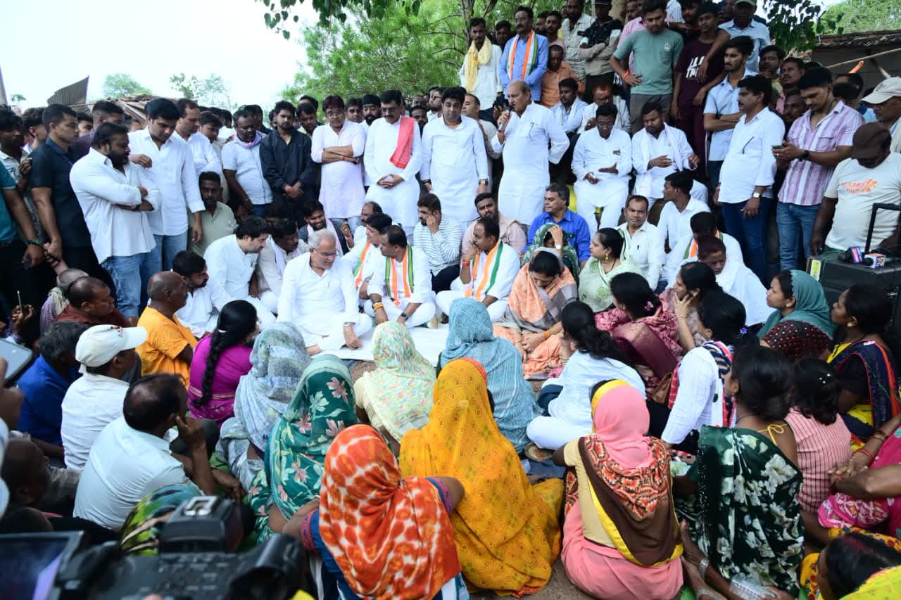Bhupesh Baghel and Deepak Baij listening to the grievances of displaced persons.