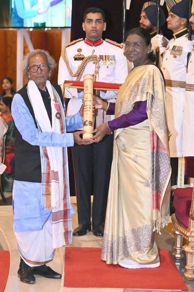 Dance guru Seemanchal Patra receiving the Padma Shri award from the President