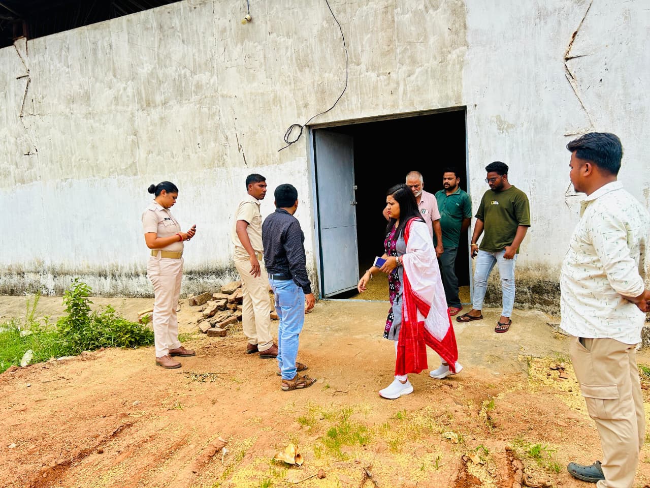 କେସିଙ୍ଗା ବ୍ଲକ ଅମାଠ ଠାରେ ଥିବା ବେହେରା ରାଇସ୍ ମିଲ୍ କୁ ସିଲ୍ କରିଛନ୍ତି, କେସିଙ୍ଗା ତହସିଲଦାର ପ୍ରଶାନ୍ତି ପ୍ରଧାନ ।