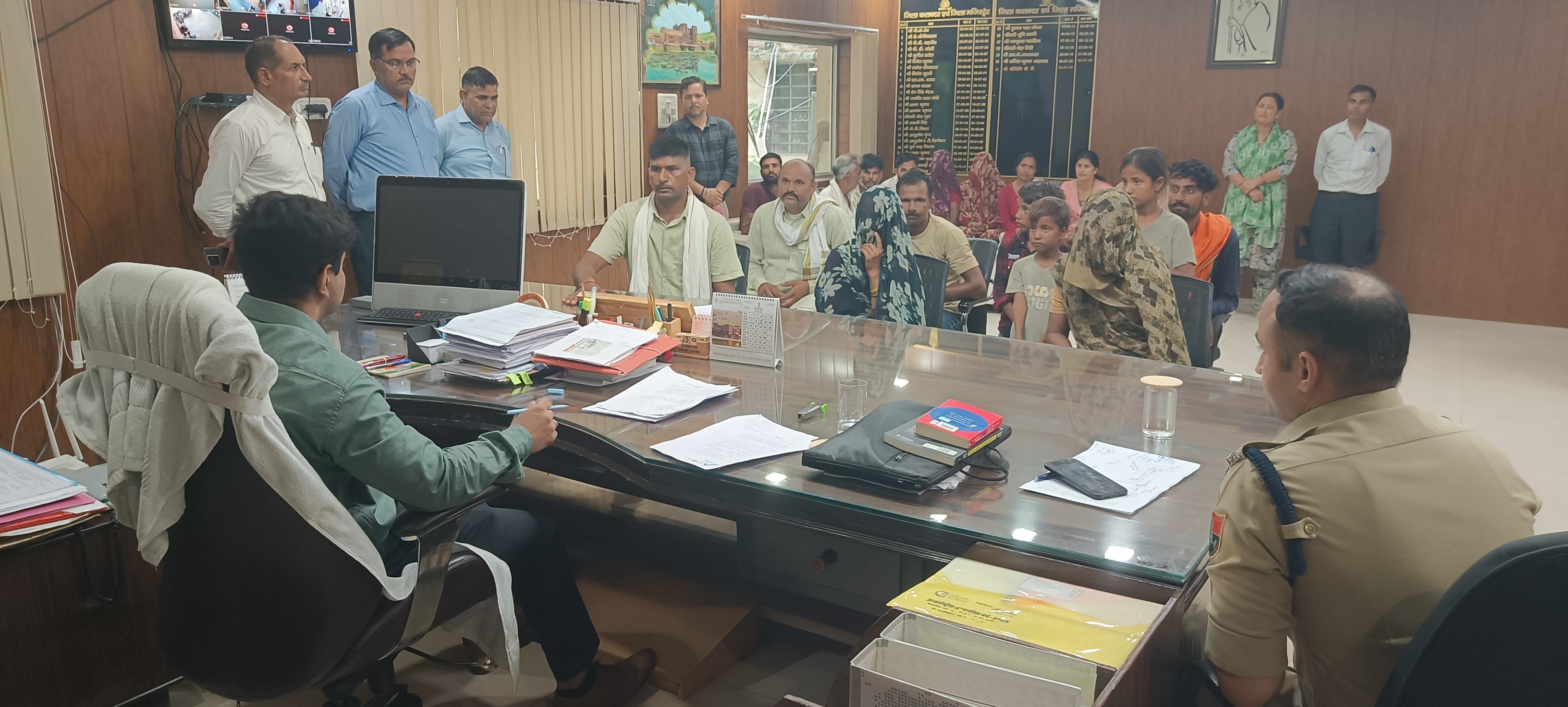 Jagan's family members and villagers arrived in Dholpur to submit a memorandum to the Collector.