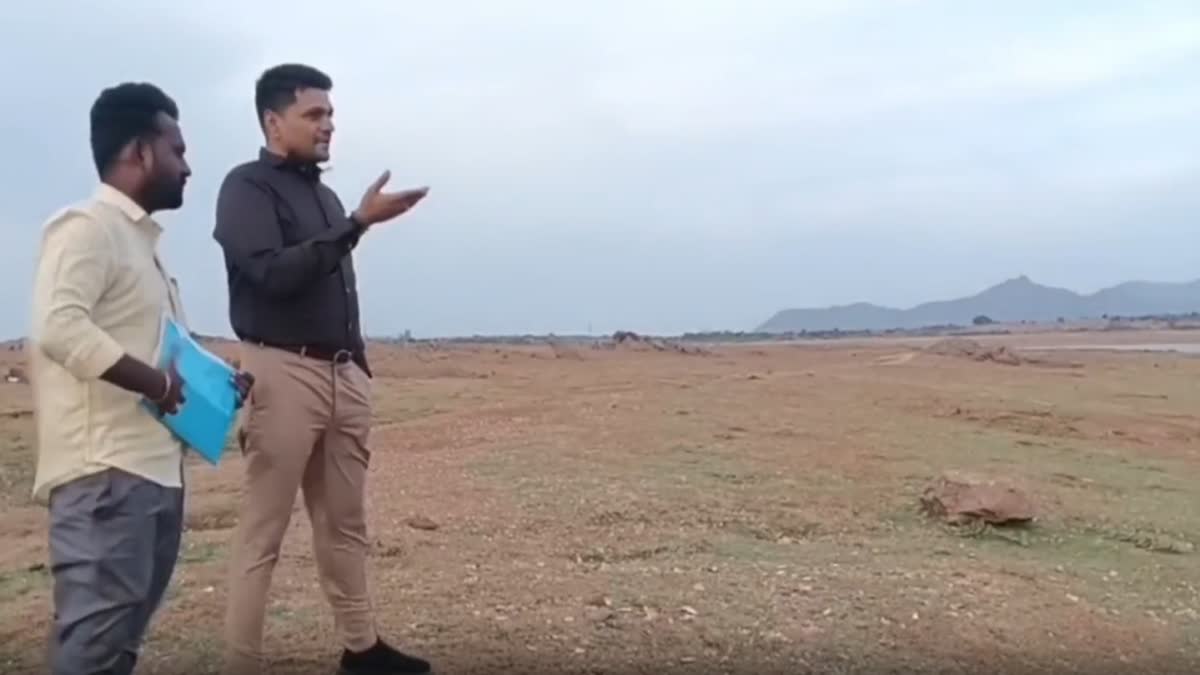 வைகை அணையில் ஆய்வு மேற்கொள்ளும் தேனி ஆட்சியர்