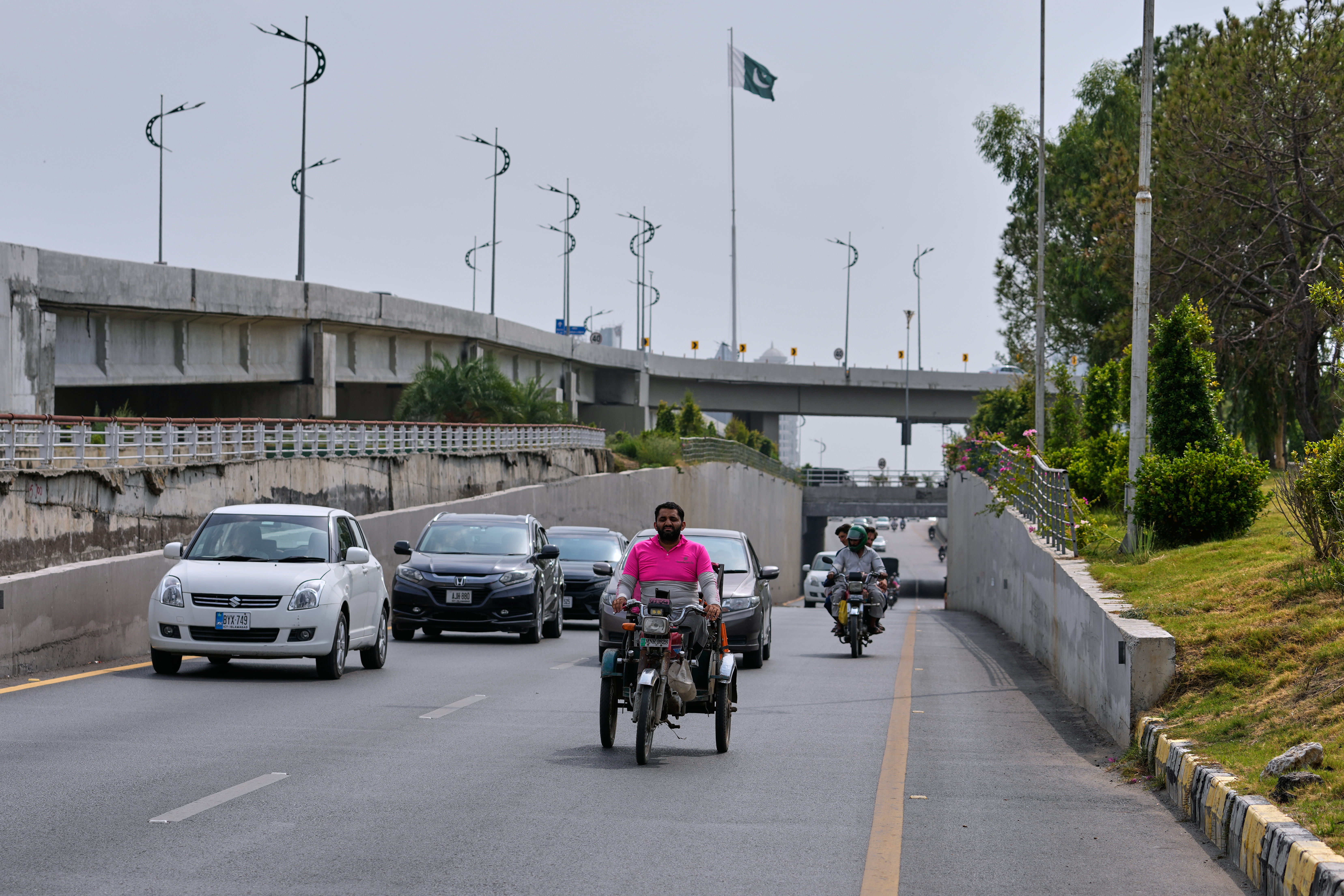 حمزہ علی اسلام آباد میں ایک گاہک کو کھانے کا آرڈر پہنچانے کے لیے اپنی گاڑی پر سوار حوصلے کی اڑان