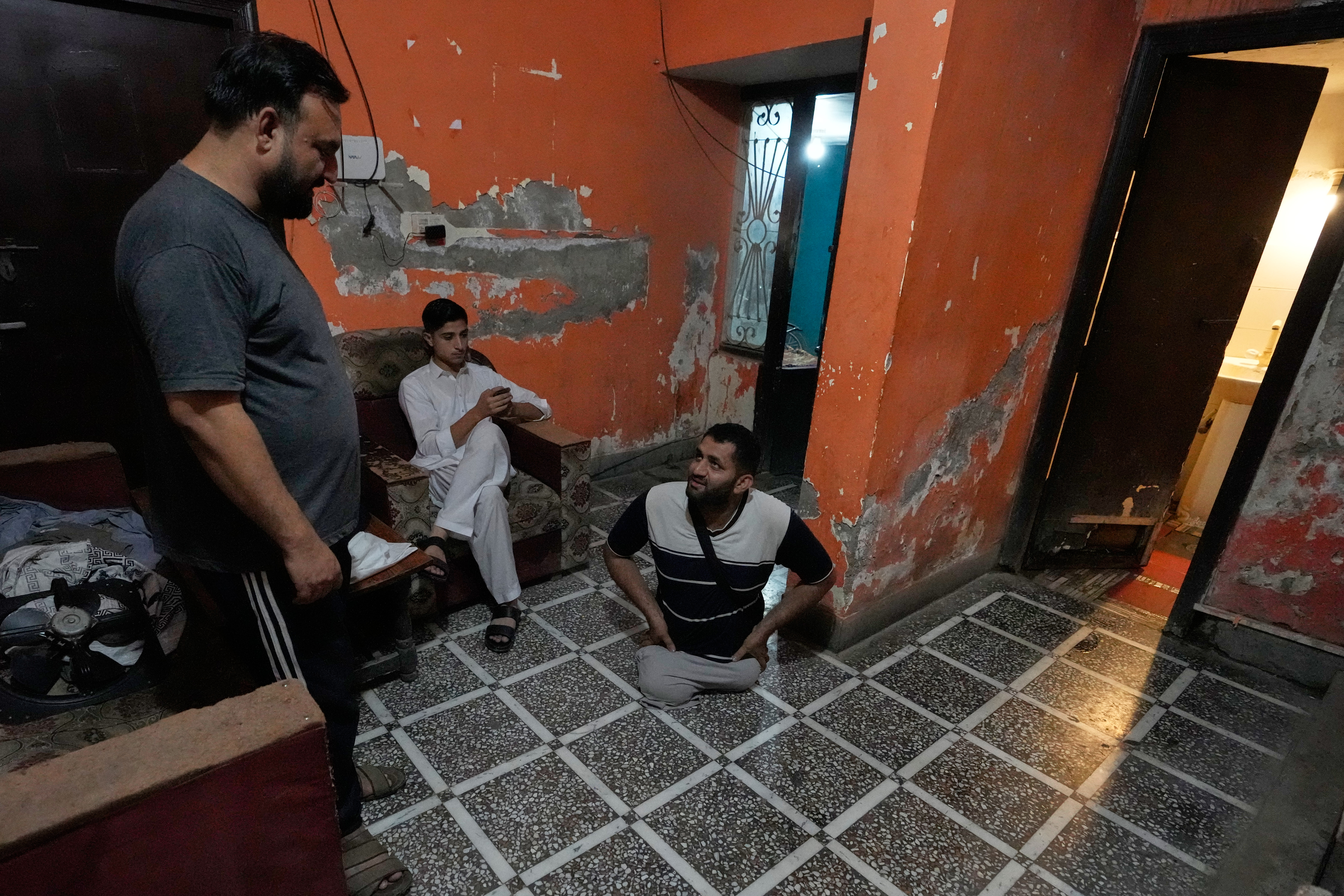 حمزہ علی اپنے ہاسٹل کے ساتھیوں کے ساتھ وقت گزار رہا ہے حوصلے کی اڑان