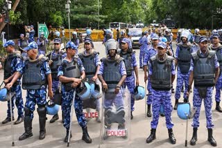 டெல்லியில் அண்மையில் நடந்த 'கரப்பான் பூச்சி ஜனதா கட்சி'யின் போராட்டத்தின்போது ஈடுபடுத்தப்பட்ட அதிவிரைவு ஆயுதப் படை வீரர்கள்.