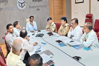 कैंप कार्यालय में विभागीय अफसरों के साथ बैठक करते मंडलायुक्त
