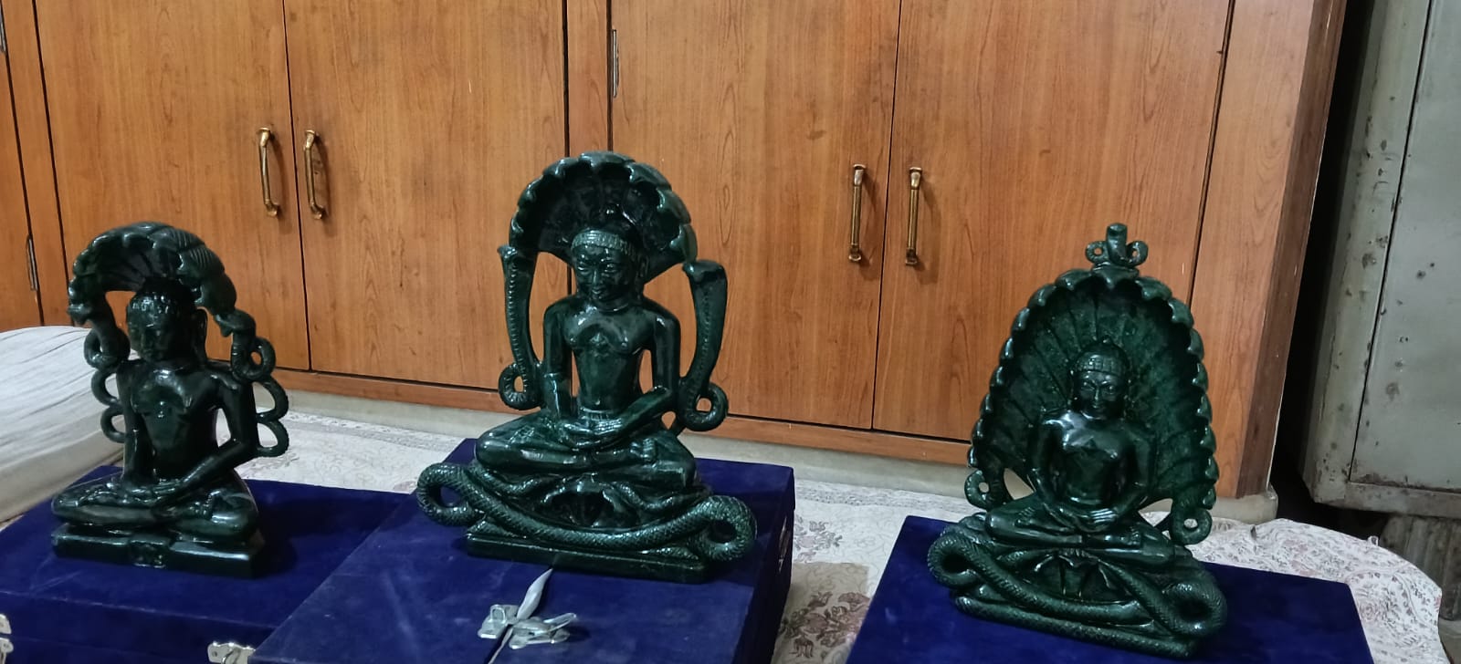 बड़े मरगज पत्थरों से तैयार तीन पार्श्वनाथ भगवान की प्रतिमाएं