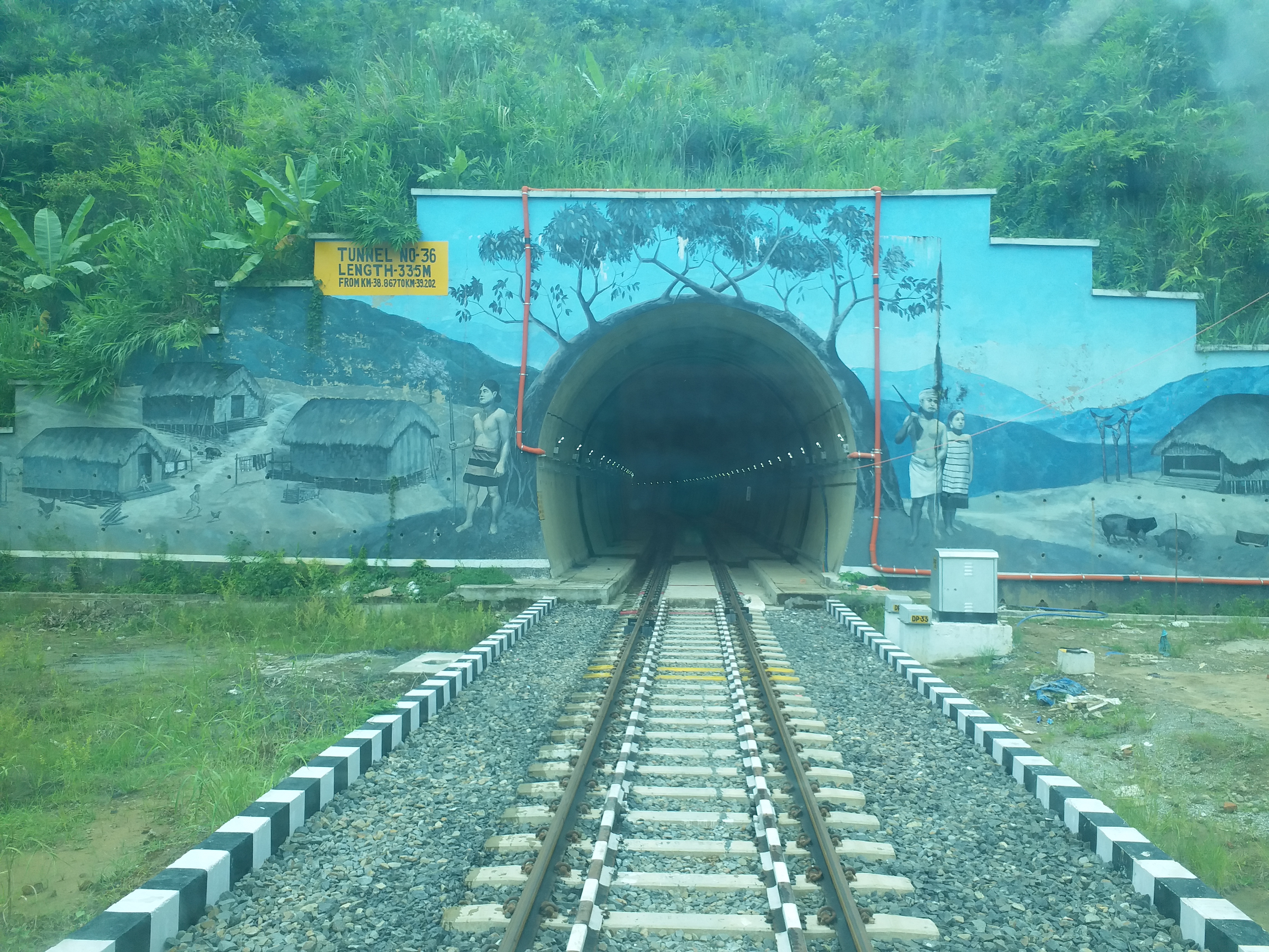 कई सुरंगों से होकर गुजरेंगी ट्रेनें.